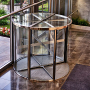 Гнутый триплекс для револьверных дверей Москва