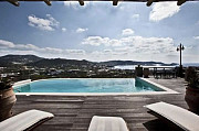 Комфортабельная вилла с террасой, видом на море и просторным участком Афины