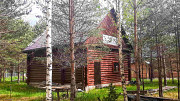 Дом из бревна в сказочном хвойном лесу у живописного озера Псков